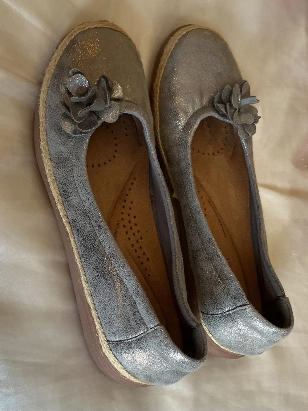 Clarks Collection Ultimate Comfort Silver Espadrille Flats | Women’s Size 8.5 M